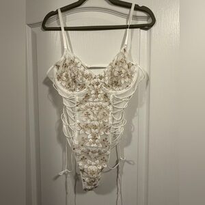 Chic White Floral Lace Chemise